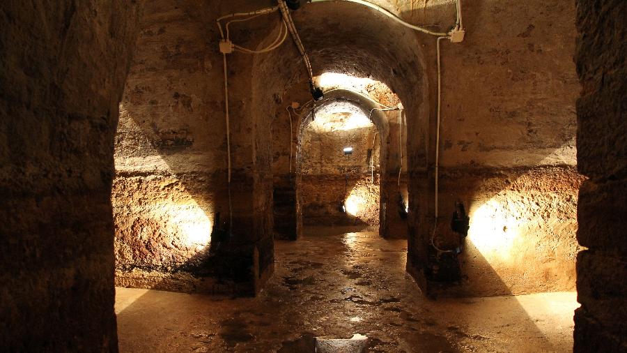 Na maior parte do ano, as galerias romanas que ficam no subsolo de Lisboa estão alagadas