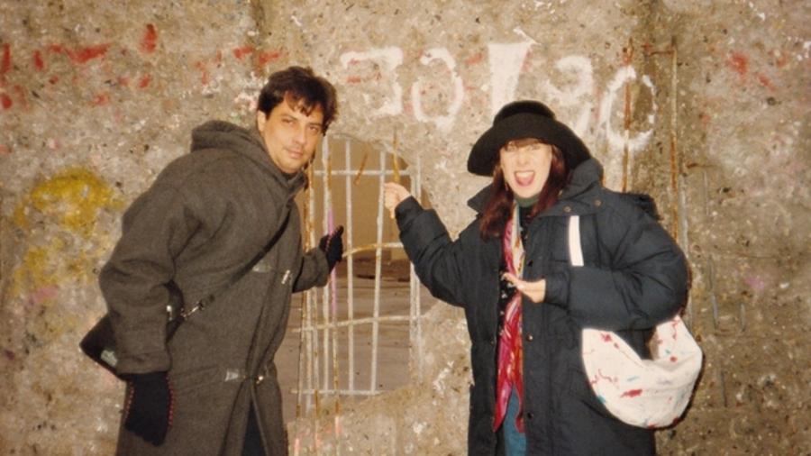 Roberto de Carvalho e Rita Lee na frente do 'Muro da Vergonha'