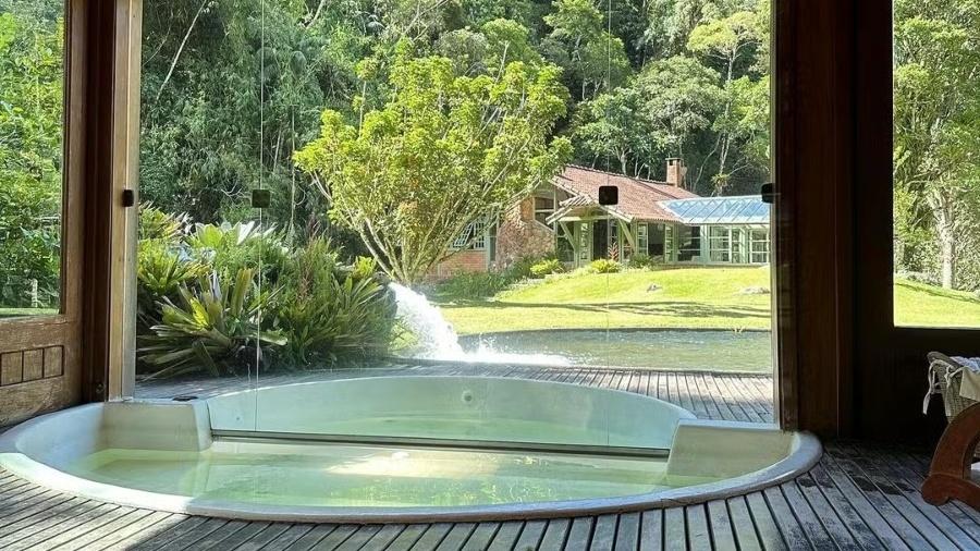 Jacuzzi se destaca em casa de Marcio Garcia na região serrana do Rio