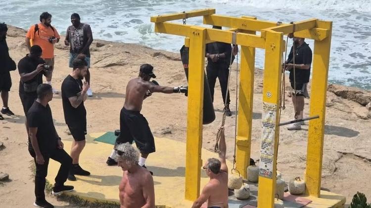 Ne-Yo treina box na praia do Arpoador