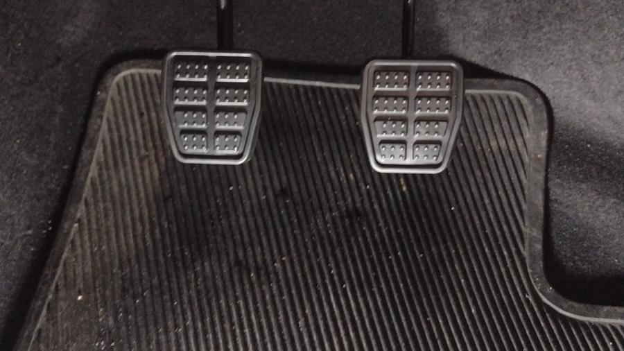 Obrigatório há mais de 20 anos, duplo comando de freio e acelerador não serão mais obrigatórios em carro usado em treinamento e teste para tirar CNH