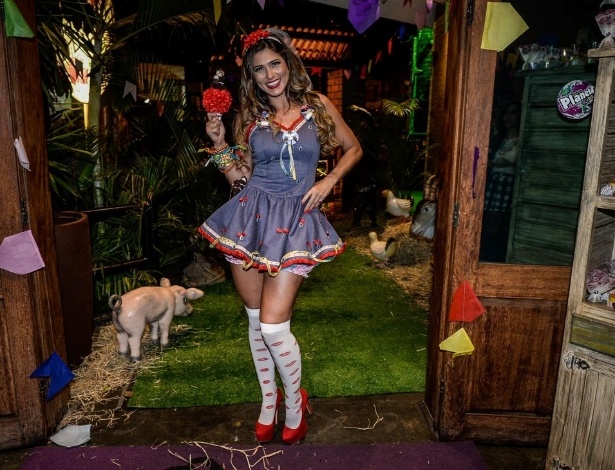 01.jul.2015 - A atriz e apresentadora Lívia Andrade comemorou seu aniversário de 32 anos com uma típica festa caipira em um buffet infantil de São Paulo, nesta quarta-feira