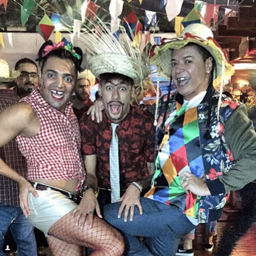 3.jul.2015 - Neymar se diverte entre o humorista Tirulipa e David Brazil no "Arraiá do Neymar", que teve a presença de vários famosos, na casa do jogador do Barcelona no Guarujá, litoral sul de São Paulo