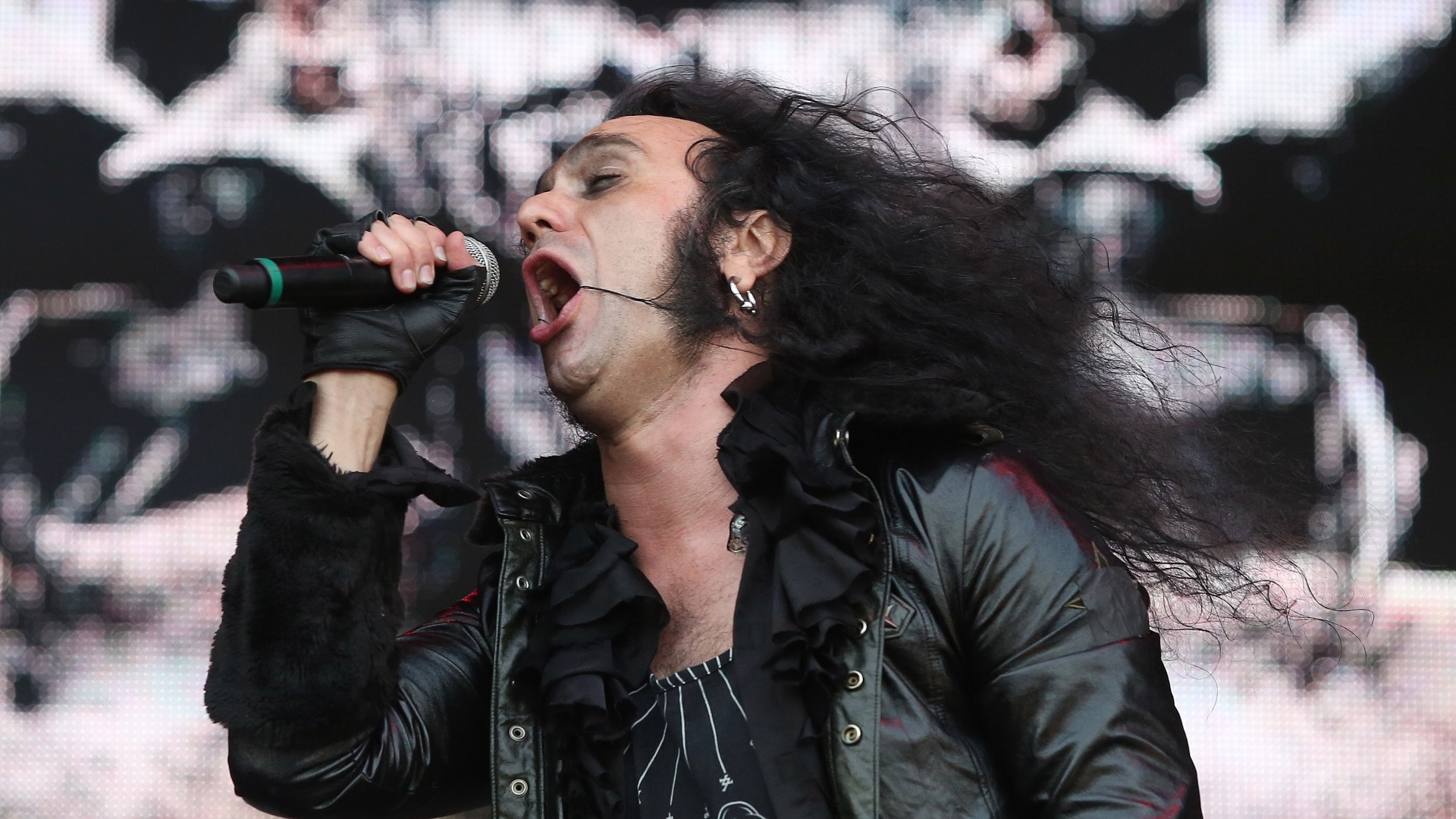 25.set.2015 - A banda portuguesa Moonspell, um dos maiores nomes do gothic metal, toca com Derek Green, vocalista do Sepultura, no palco Sunset, durante o quinto dia do festival Rock in Rio 2015. - Marco Antônio Teixeira/UOL