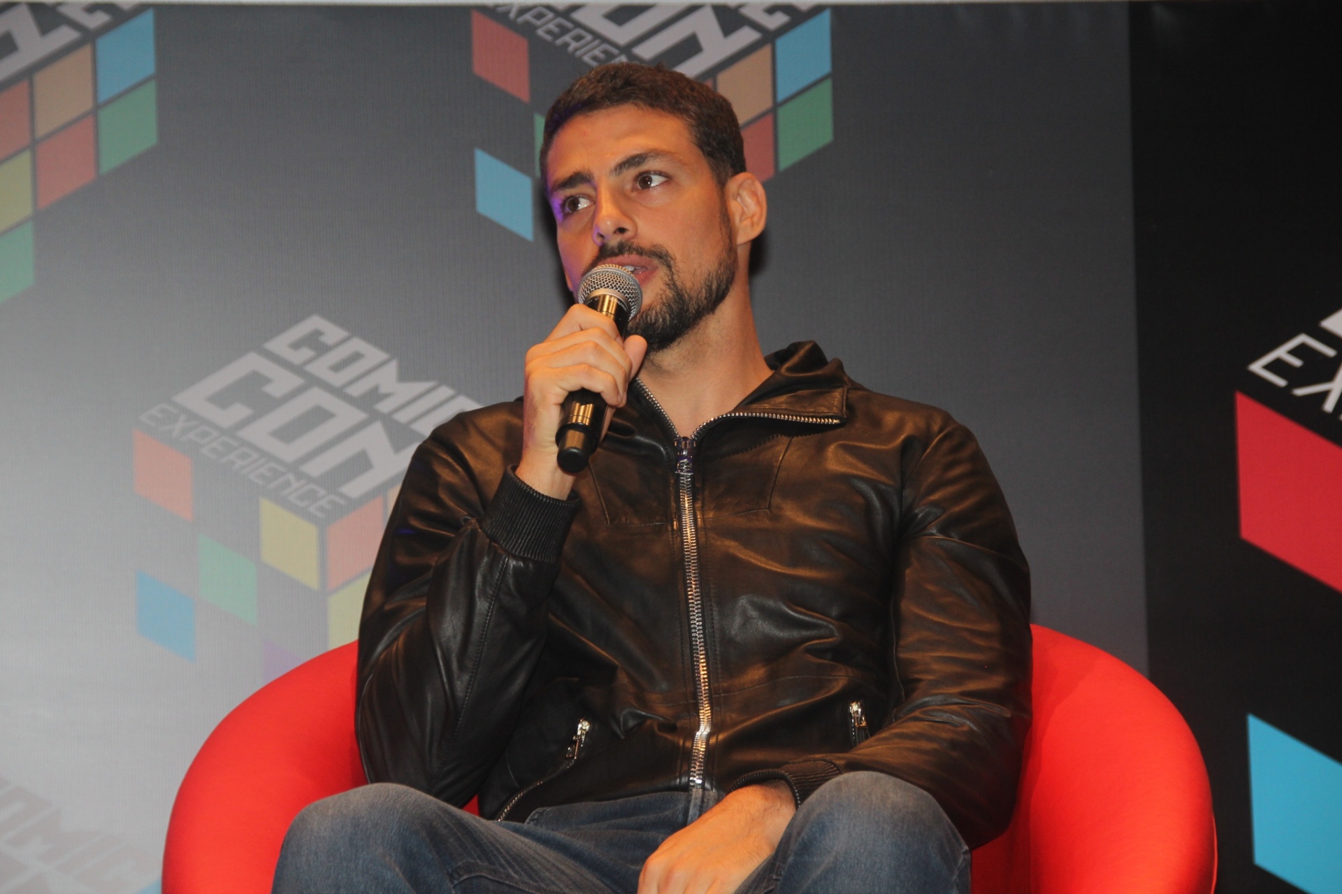 3.dez.2015 - Cauã Reymond lançou o filme "Reza a Lenda" em coletiva de imprensa durante Comic Con Experience, que está sendo realizada no Centro de Exposições São Paulo Expo - André Moreira/Brazil News