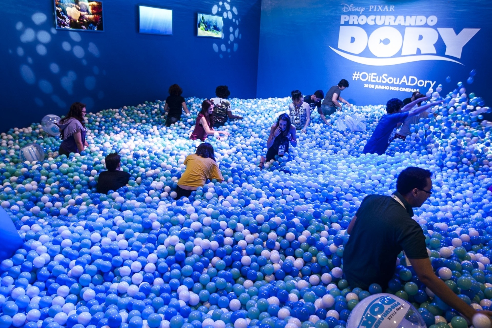 3.dez.2015 - Público adulto se diverte em piscina de bolinhas temática na Comic Con Experience 2015, no Centro de Exposições São Paulo Expo. O espaço é dedicado ao filme "Procurando Dory", sequência da animação "Procurando Nemo" que estreia no Brasil no dia 16 de junho - Lucas Lima/UOL
