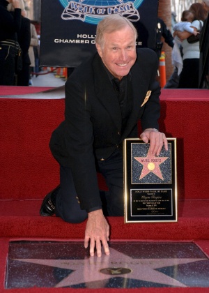 Ator Wayne Rogers recebe sua estrela na calçada da fama - Phil McCarten/Reuters