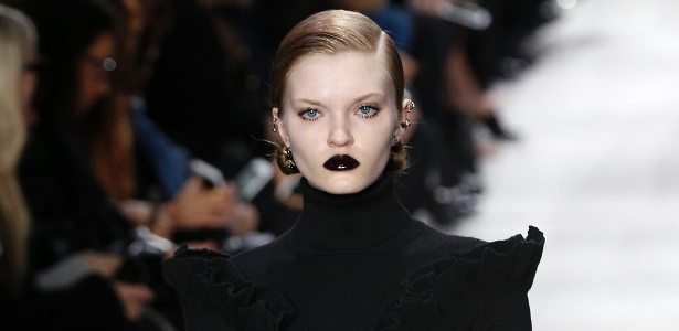 Modelo desfila com lábios pretos para a maison Dior, na Semana de Moda de Paris - AFP