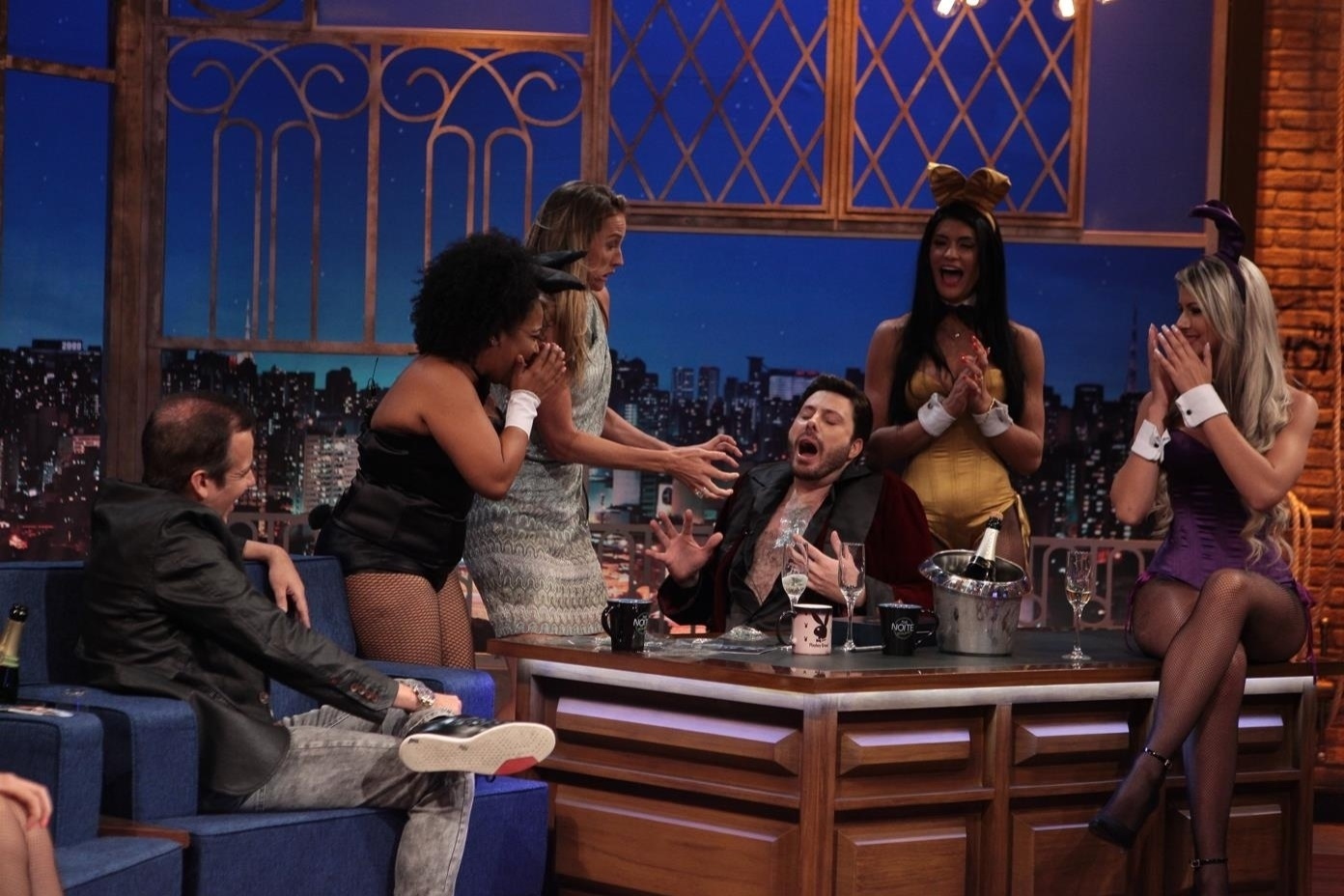 16.mar.2016 - Luana Piovani depila Danilo Gentili no "The Noite" - Leonardo Nones/SBT