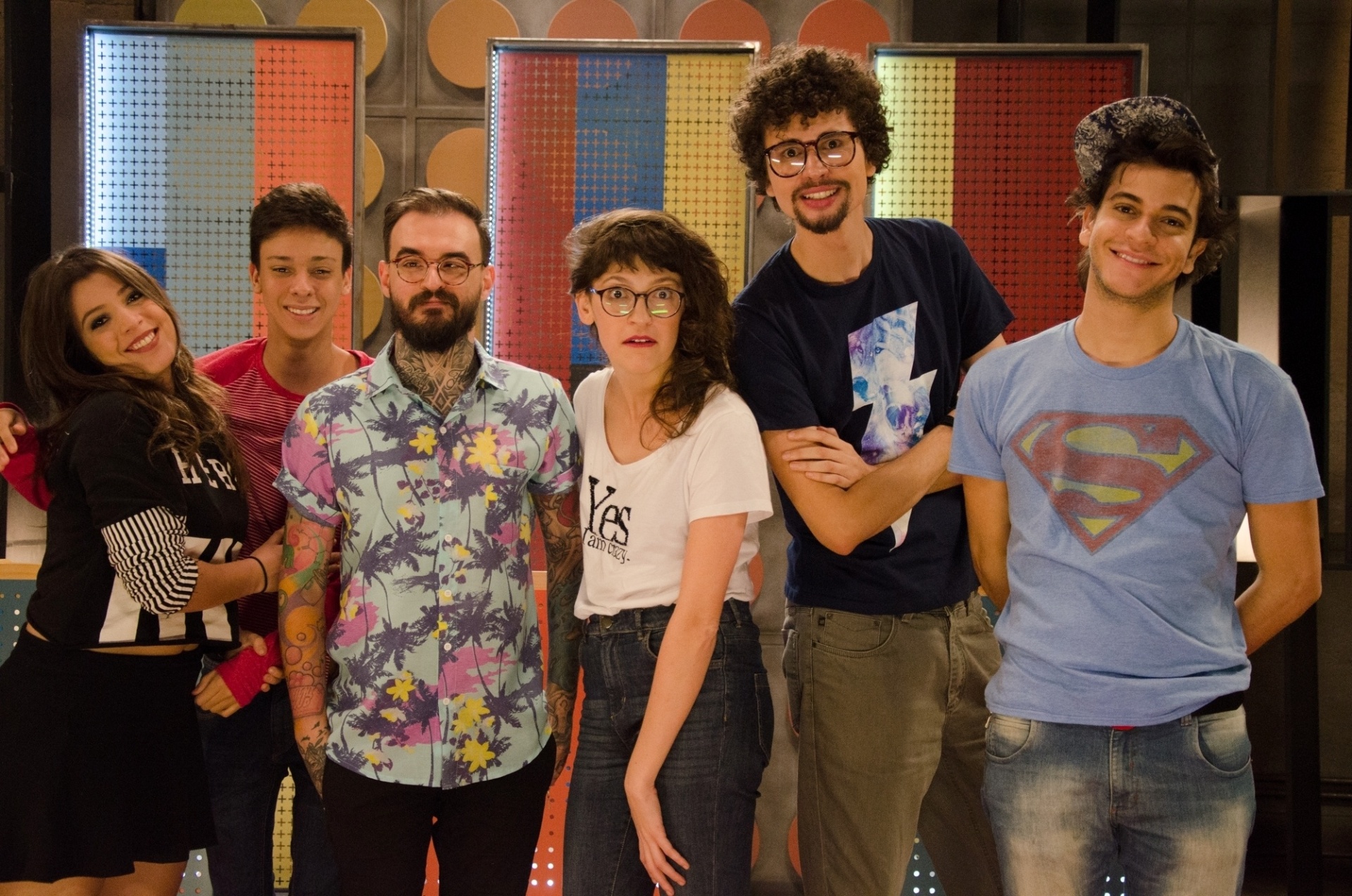 Ana Said, Vitor Menyel, PC Siqueira, Carolina Holly, Reinaldo Montalvão e Vitor Lamoglia no programa "Caravana no Ar", do TBS - Divulgação