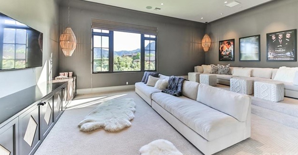A casa com 800 m², que Britney Spears colocou à venda por R$ 32 milhões, tem uma sala de cinema. O ambiente, em dois níveis, é aconchegante e foi decorado com posteres da sétima arte