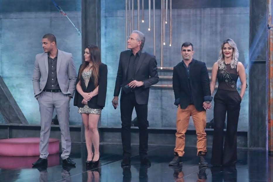 21.jun.2016 - Justus apresenta o programa ao lado dos quatro finalistas - Rafael Cusato/Brazil News