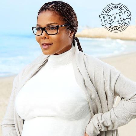 Aos 50 anos, a cantora Janet Jackson deu à luz o primeiro filho, o menino Eissa - Reprodução/Revista "People"