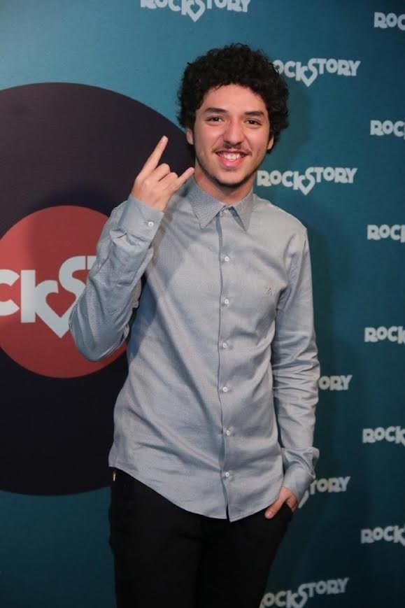31.out.2016 - O ator João Vitor Silva posa para fotos ao chegar à festa de lançamento da novela "Rock Story" - AgNews
