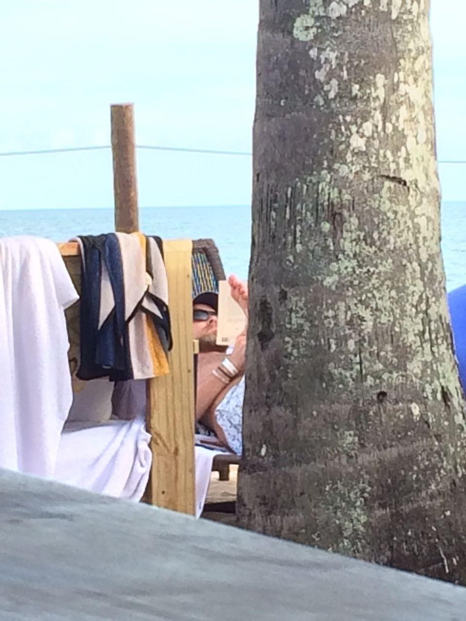 Esta foto foi divulgada sexta-feira (30) pela assessoria da agência Haute, que organiza festas em Trancoso, dizendo que Leonardo DiCaprio estava no local - Divulgação