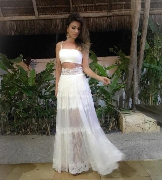 Com look branco e transparente, Paula Fernandes faz charme - Reprodução/ Instagram/ @paulafernandes