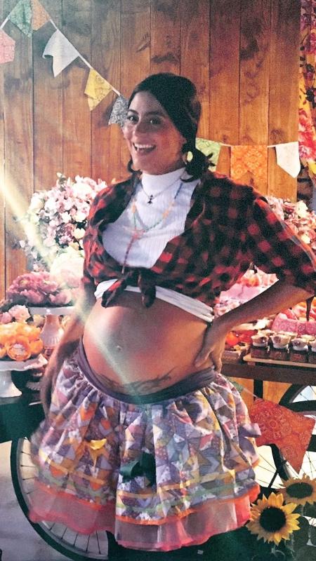 Carol Castro posa com barrigão de oito meses no "charraiá" da filha - Reprodução/Instagram/Carol Castro