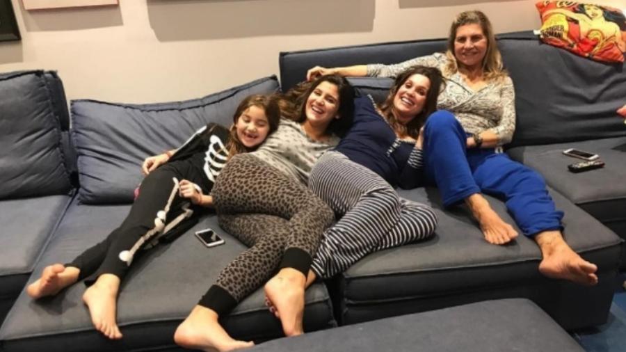 Flávia Alessandra com as filhas, Giulia e Olívia, e a mãe, Rachel - Reprodução/Instagram/flaviaalereal