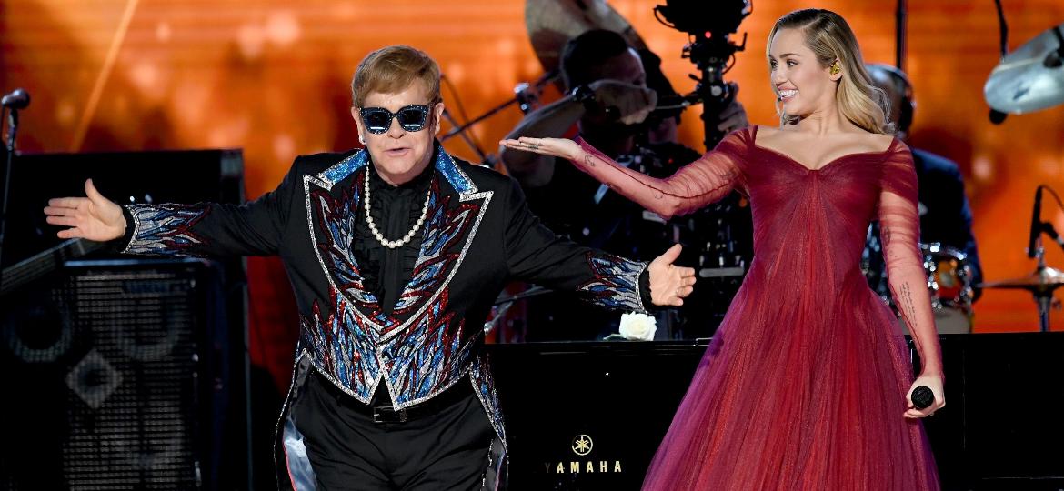 Elton John e Miley Cyrus se apresentam no palco do Grammy 2018 - Getty Images