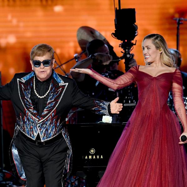 Elton John e Miley Cyrus se apresentam no palco do Grammy 2018