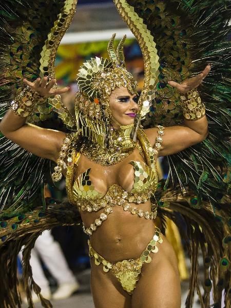 Viviane Araújo, rainha de bateria do Salgueiro, é uma das musas que voltam a desfilar no sábado (17) no Rio de Janeiro. Sua escola ficou em terceiro lugar - Bruna Prado/UOL