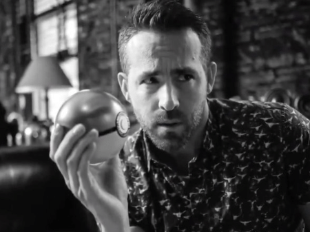 Ryan Reynolds com uma pokébola no teaser de "Detetive Pikachu" - Reprodução/Twitter