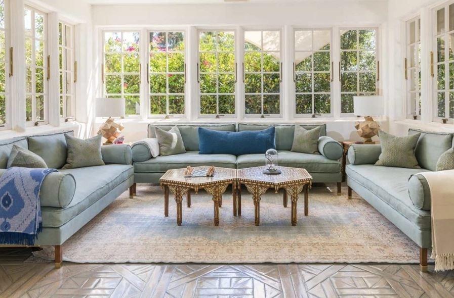 Outra sala, com sofás amplos e mesa de centro - Douglas Elliman/Divulgação 