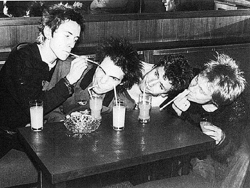 本物!!! UKオリジナル 高音質 GREAT… SEX PISTOLS Amazon.co.jp: Great Rock & Roll Swindle: ミュージック