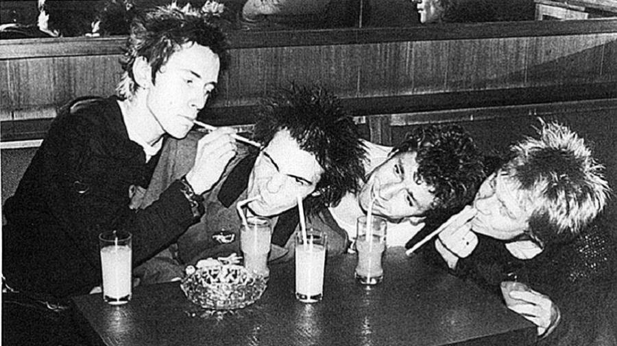 Integrantes da banda inglesa Sex Pistols em foto de 1977 - Reprodução