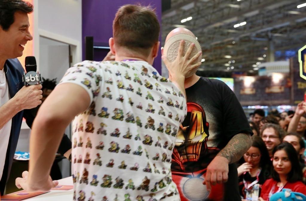 Celso Portiolli comanda torta na cara no estande do SBT durante a CCXP 2019 - Iwi Onodera/UOL