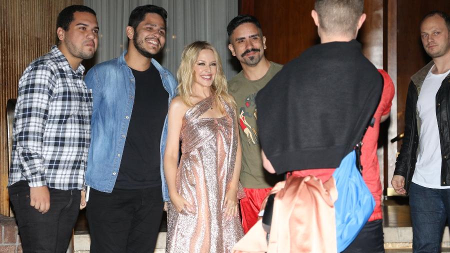 Kylie Minogue atende fãs na porta do hotel em São Paulo - Lucas Ramos / AgNews