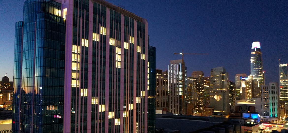 Mensagem de esperança: Hotel InterContinental, em São Francisco, nos EUA, com as luzes dos quartos formando um coração - Getty Images