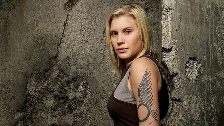 Katee Sackhoff em imagem promocional de "Battlestar Galactica" - Reprodução