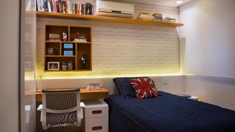 No espaço criado pela arquiteta Patricia Netto (https://www.instagram.com/patricianettoarquitetura/) no quarto de solteiro, os tons claros da parede foram pensados para ajudar na concentração. Por conta do espaço limitado, a mesa de trabalho foi projetada bem ao lado da cama. Como foi pensada para facilitar estudo e trabalho, bem como a organização de materiais e documentos, a marcenaria é toda adaptada para dar mais funcionalidade ao ambiente. A luz de LED dimerizada não apenas decora, como também ajuda nas atividades. O gaveteiro com rodízio facilita o deslocamento e a limpeza. - MCA Estúdio - MCA Estúdio