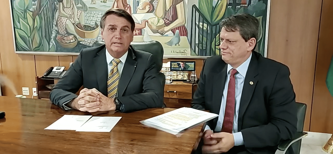 Bolsonaro e o ministro Tarcísio Gomes de Freitas anunciam sanção do PL 3267/19; insatisfeito com mudanças feitas pelo Congresso, presidente promete novo projeto de lei para 2021 - Reprodução
