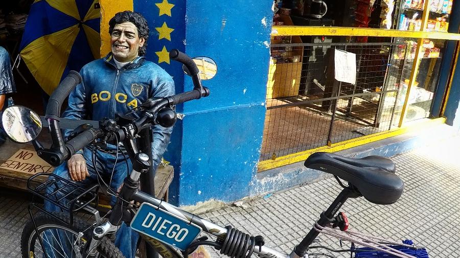 Passagem por Buenos Aires rendeu uma foto no bairro La Boca, onde Maradona é ainda mais venerado - Diego Salgado