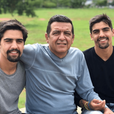 Primos de Alok, João Paulo e João Vitor, abriram vaquinha para custear tratamento do pai, que sofre de demência - Reprodução/Instagram/@jvscalonn
