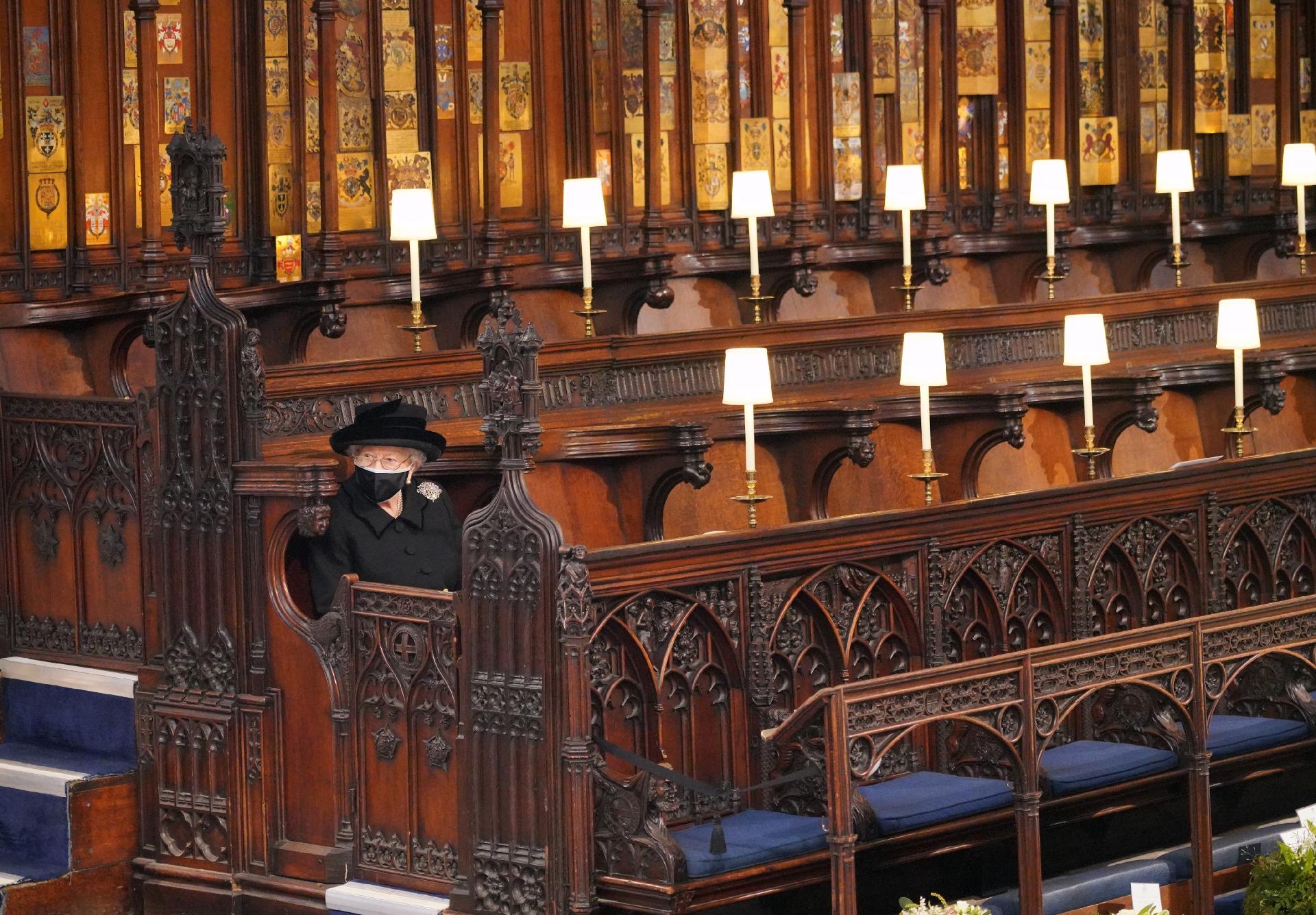 A rainha Elizabeth 2ª se senta durante o funeral de seu marido, príncipe Philip, na Capela de São Jorge, no Castelo de Windsor - Jonathan Brady - WPA Pool/Getty Images
