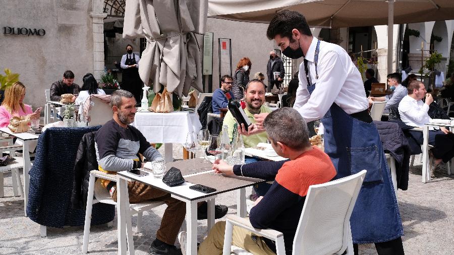 Pessoas voltam a frequentar restaurantes em Trento, na Itália - Alessio Coser/Getty Images