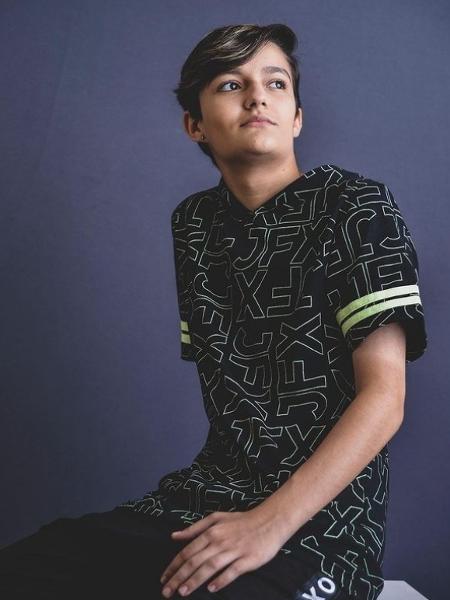 O cantor Levi Aisar, 16, revelou recentemente que é transgênero para seus 300 mil seguidores do TikTok - Criare Fotografia/Divulgação