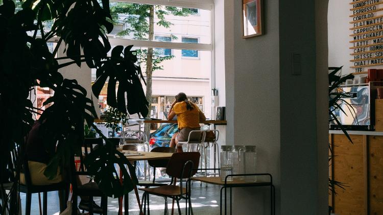 restaurante, bar, mulher sozinha em restaurante - Unsplash - Unsplash