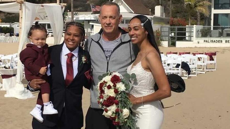 Tom Hanks posa ao lado de noivas - Divulgação/ FOX 11