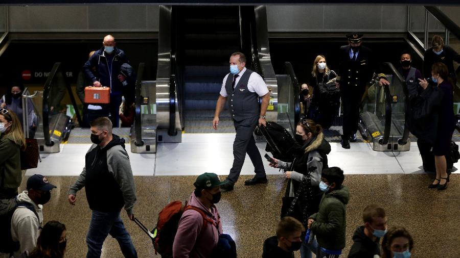 Movimentação no desembarque internacional do Sea-Tac Airport, em Seattle (EUA) no fim de 2021 - REUTERS/Lindsey Wasson