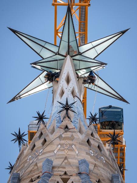 Sagrada Família ganhou estrela de 5,5 toneladas que será iluminada em 8 de dezembro - Reprodução/Twitter