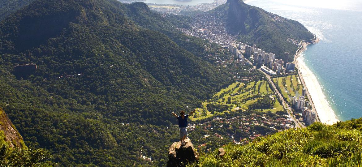 Vista para Corcovado, Pão de Açúcar, Morro Dois Irmãos, praia de São Conrado e Parque Nacional da Tijuca, da Pedra da Gávea - Getty Images