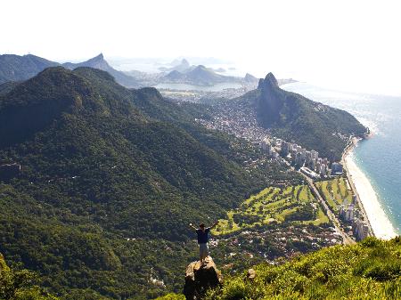 Vista para Corcovado, Pão de Açúcar, Morro Dois Irmãos, praia de São Conrado e Parque Nacional da Tijuca, da Pedra da Gávea - Getty Images