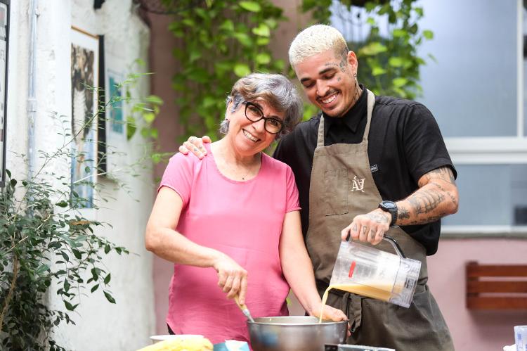 Chef Yuri prepara o bolo de milho com a mãe, Bernadete - Ricardo Labastier/ysoke - Ricardo Labastier/UOL