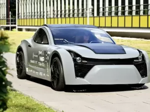 Carro feito em impressora 3D usa energia solar e filtra a poluição do ar