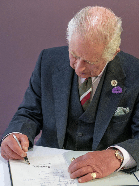 Mãos do rei Charles 3º aparecem inchadas e vermelhas - Reprodução/Instagram Clarence House - Reprodução/Instagram Clarence House