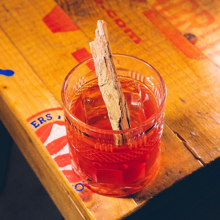 Negroni Nativo, com licor de catuaba: criação de Néli Pereira - Marcos Bacon - Marcos Bacon